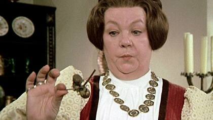 La madrastra es tan malvada como todas, pero la magia viene de las avellanas que aquí está sosteniendo en la mano