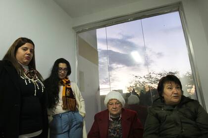 La Madre, abuela y hermana Cecilia Strzyzowski en el estudio de sus abogadas en Resistencia, Chaco - Santiago Hafford