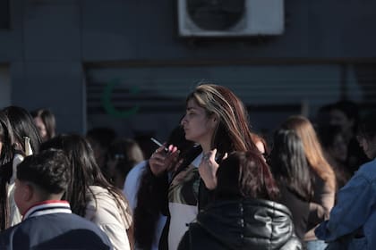La madre de Brenda durante el velatorio