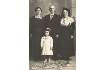 La madre de Daniel, Angela, (la pequeña de blanco ), su abuela Ermelinda, y sus bisabuelos maternos Nicola Piperino y Maria Cristina La Vigna en Cercepiccola.