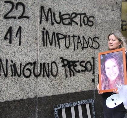 La madre de Débora exigiendo justicia, en 2019