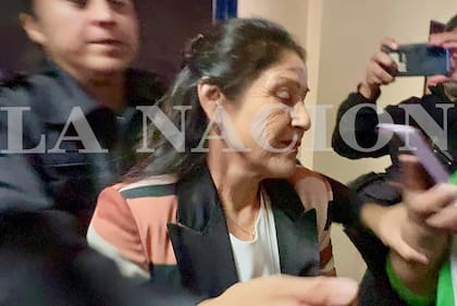 La madre de Fabiola Yañez, Miriam Verdugo, al llegar este jueves a los tribunales de Comodoro Py
