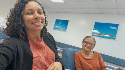 La madre de Gabriela comenzó a olvidar detalles de su vida a finales de 2020. No pudo tener una cita con un médico hasta un año después.