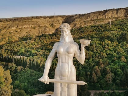 La Madre de Georgia, “Kartlis Deda” en georgiano, símbolo de Tiflis desde 1958. Se erigió para celebrar los 1500 años de la capital.