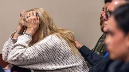La madre de Hannah Gutiérrez-Reed al escuchar el veredicto en contra de su hija.