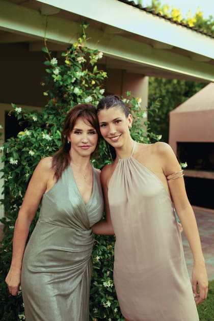 La madre de Inés, Adriana Santinoni, que es decoradora y paisajista, se ocupó de la ambientación. En la foto posa con su otra hija, Francesca Costamagna, que se encargó de la organización.