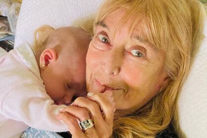 La madre de la modelo acostada con la bebé en su pecho