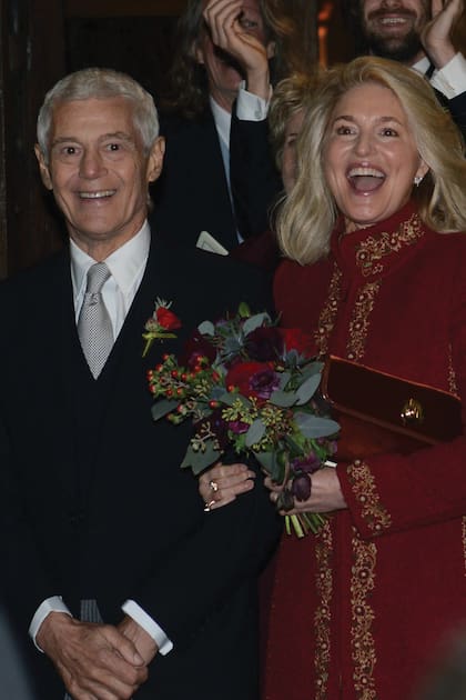 La madre de la
novia, la arquitecta
inglesa Frances
Avery Howe, del
brazo de su marido,
el estilista John
Frieda. Frances
se casó con
Giovannino Agneli
el 16 de noviembre
de 1996 y enviudó
un año más tarde