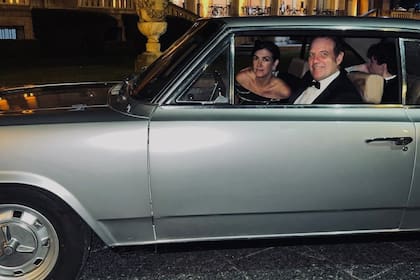 La madre de la novia, Michaela Harriet, junto a su marido, Pablo Born, en el mismo auto en el que había llegado la novia.