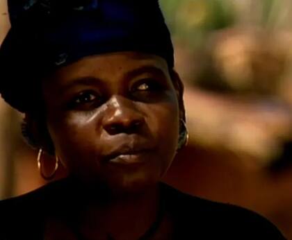 La madre de la pequeña que murió atacada por el chimpancé (Foto: The Sun)