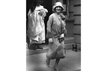 La madre de la reina Isabel II, la duquesa de York, sale del número 17 de Bruton street camino del bautizo de su hija