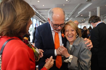 La madre de la reina Máxima a puras sonrisas junto al embajador neerlandés