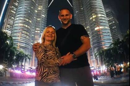 La madre de Lauren junto a su exyerno y actual esposo, en Malasia