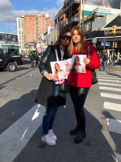 La madre de Macarena, Adriana, junto a Vanina, tía de la joven