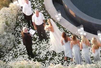La madre de Miley Cyrus, Tish, y la estrella de Prison Break Dominic Purcell se casaron en Malibú en una íntima ceremonia con familiares y amigos 
