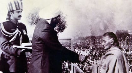 La madre de Neerja en un acto en reconocimiento de la valentía de su hija.