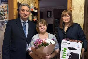 La madre de un soldado muerto en Ucrania recibe la picadora de carne en Murmansk.