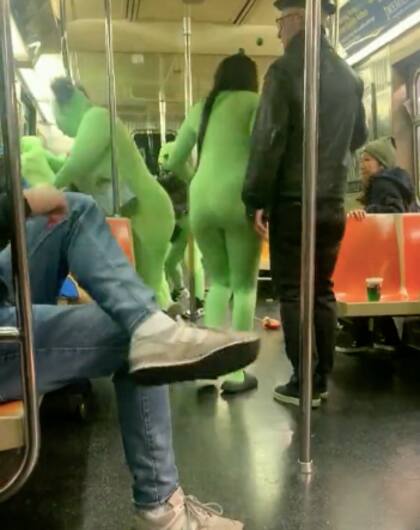 La madre de una de las víctimas se quejó porque únicamente dos pasajeros intervinieron en el ataque