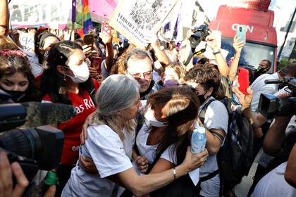 La madre de Úrsula Bahillo es saludada durante la manifestación