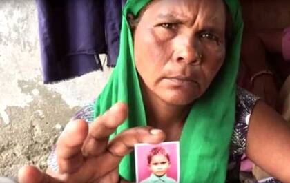 La madre del asesino serial con una foto del menor