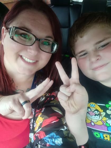 La madre del niño (en la imagen) contó que el chico no tiene amigos porque le resulta difícil conectar con otras personas