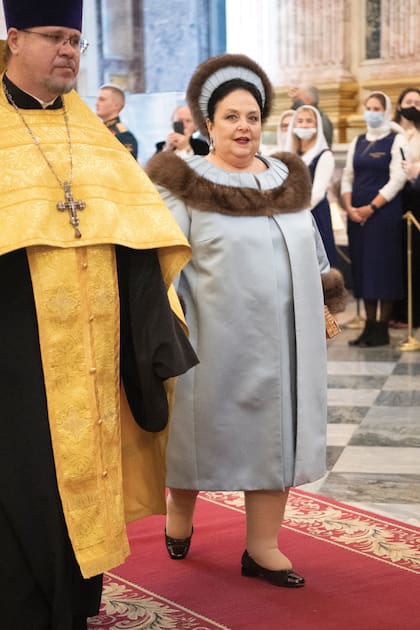 La madre del novio es la gran duquesa María Vladimirovna Romanova, actual jefa de la dinastía Románov. Lució un tocado de estilo kokoshnik y un vestido con abrigo al tono, decorado con piel de marta cibelina.