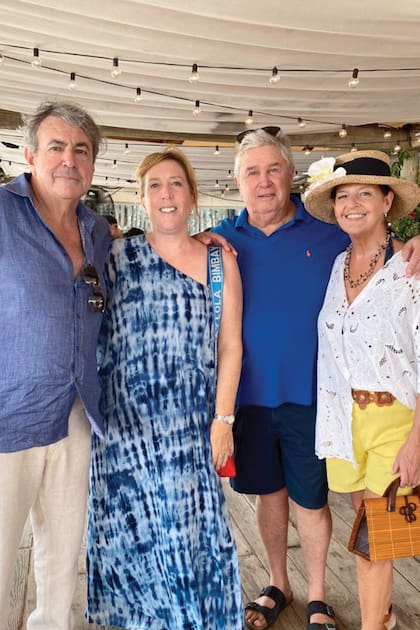 La madre del novio, Milagros Lynch, junto a su pareja, Alejandro Basualdo, acompañados por la milliner Laura Noetinger (es madrina de la novia), y su pareja Luis Lalor.