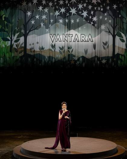 La madre el novio, Nita Ambani, habla a los invitados. Ella, además, protagonizó un show estilo Bollywood.