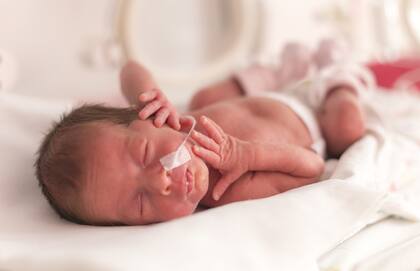 La madre habría transmitido los anticuerpos a la beba, pero los médicos analizan cuánto tiempo durará la protección 