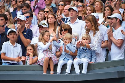 La madre, la esposa y los cuatro hijos de Federer: “La gente no es consciente del trabajo que lleva tener mellizos y yo tengo dos pares”, dice.