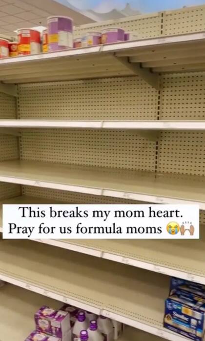 La madre mostró los estantes vacíos de fórmula para bebés
