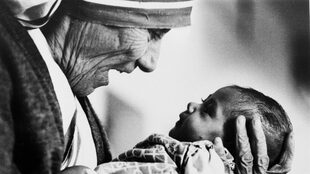 La Madre Teresa sostiene a una beba sin brazos en el orfanato de su Orden en Calcuta, en 1978
