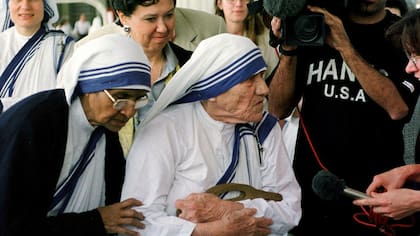 La Madre Teresa y su sucesora, antes de viajar desde Roma a Nueva York