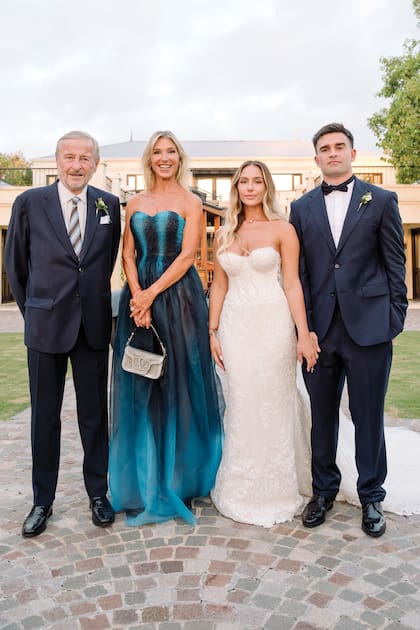 La madrina impactó con un espectacular strapless en degradé de Ermanno Scervino.