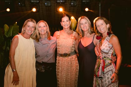 La madrina por parte de la novia con sus amigas, María y Fátima Montoya, Rocky Sala y Candy Bollini.