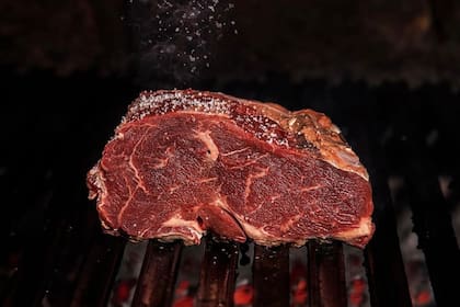 “La maduración afina enzimas, concentra sólidos y define textura. Si el producto no tiene calidad, este proceso lo evidencia de inmediato”, explica Alejo Waisman de Fervor