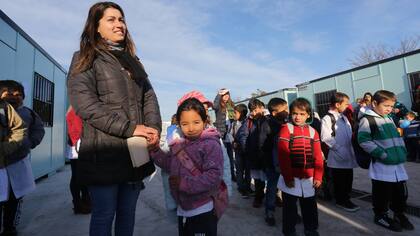 La maestra Analía Carril acompaña a los alumnos en el debut de la escuela