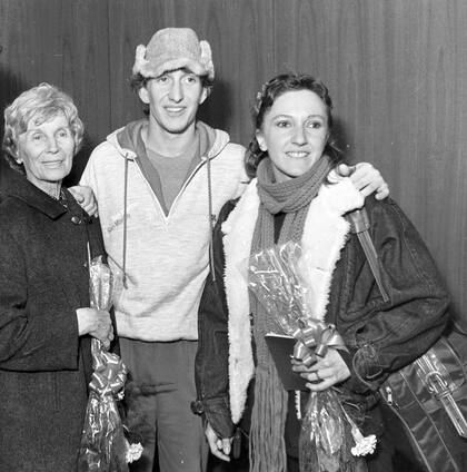 La maestra Gloria Kazda, Julio Bocca y Cristina Delmagro, tras la gira por la Unión Soviética en 1986; en la imagen falta Lino Patalano, que completó el equipo de aquel viaje histórico