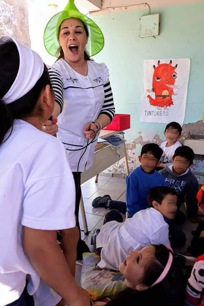 La maestra santiagueña Carolina Muñoz asegura que antes a sus alumnos no les interesaba el inglés y que por eso buscó captar su atención con otros métodos, como viajes interactivos