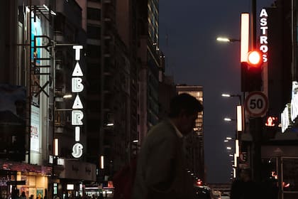 La magia de la noche en la emblemática calle Corrientes, ese lugar mítico y simbólico de la Ciudad de Buenos Aires