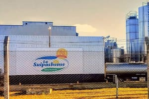 Una histórica planta láctea quedó bajo el control de los empleados y alertan que cerraría en 15 días