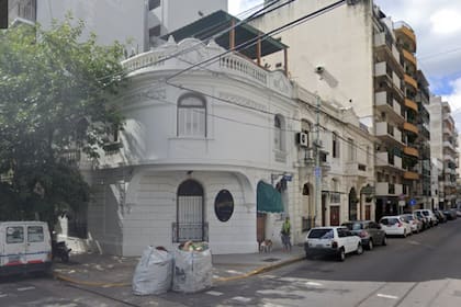 La "maison" está ubicada en la esquina de Quesada y Ciudad de la Paz, en el barrio de Belgrano
