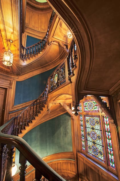 La majestuosa escalera del edificio, en el que también vive la condesa Jacqueline de Ribes, es de madera y está decorada con unos delicados vitraux