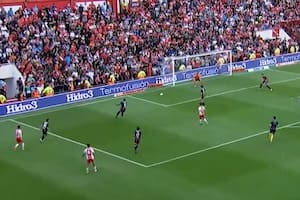 La mala fortuna de Jhohan Romaña, que quiere marcar el centro que llegó desde la izquierda de Santiago Rodríguez y termina marcando en contra de su arco