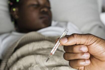 Los primeros síntomas de la malaria son temperatura corporal alta, escalofríos y dolores de cabeza