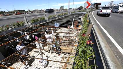 La malla de acero que cubre un tramo de la villa 31 fue inaugurada en noviembre
