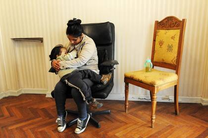 La mamá. Corina Menchaca, la madre de los niños fallecidos, con su hijo menor