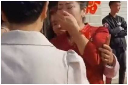 La mamá cuando se da cuenta que la novia de la boda es su hija