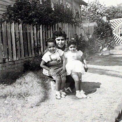 La mamá de Antonio (centro de la imagen) buscó inculcar a sus cinco hijos la educación y trabajo duro