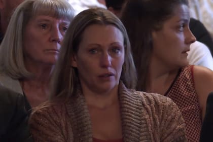 La mamá de Garrett, Tandy Cyrus, no resiste las lágrimas durante el juicio al principal sospechoso de asesinar a su hijo